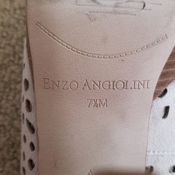 **EUC** Enzo Angiolini Nude Suede Laser Cut Pumps Size 7 ½ - Picture 5 of 5